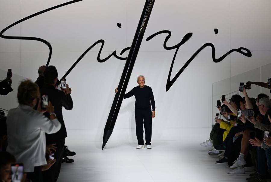 Armani presenta una elegancia leve en Milán