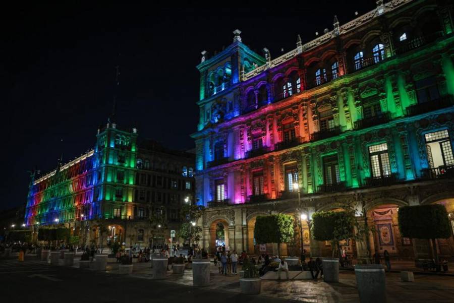 Iluminan edificios y monumentos emblemáticos por el Día del Orgullo LGBTTTlQ+