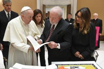 Lula se re&uacute;ne con el papa Francisco antes de cumbre en Par&iacute;s sobre pacto financiero