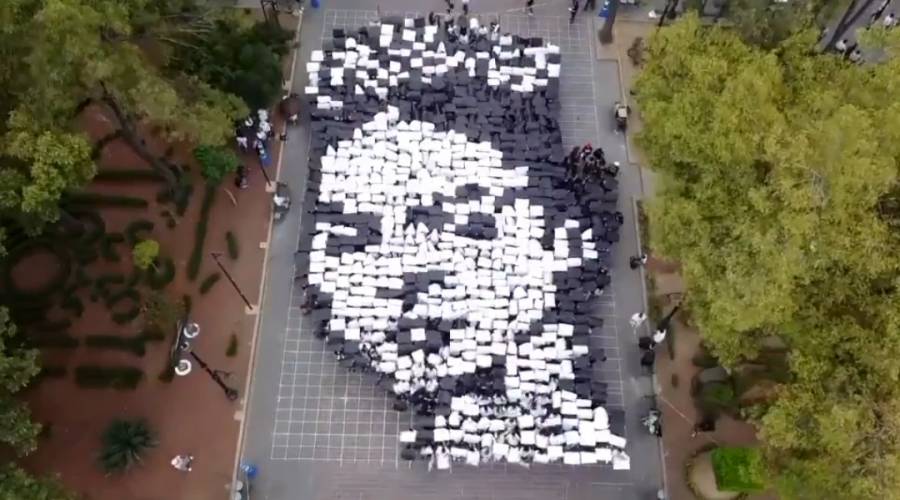 Realizan retrato vivo monumental por Frida Kahlo en Coyoacán