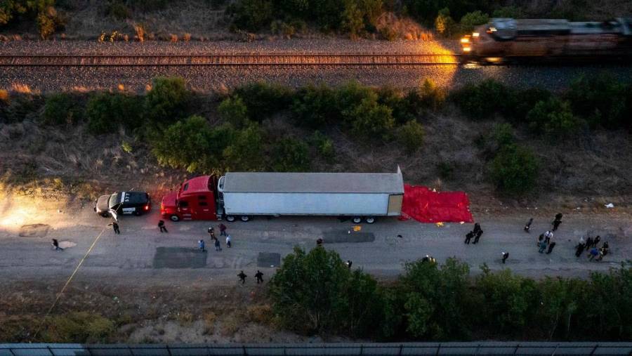 Detenidos cuatro mexicanos por muerte de 53 migrantes en camión en Texas