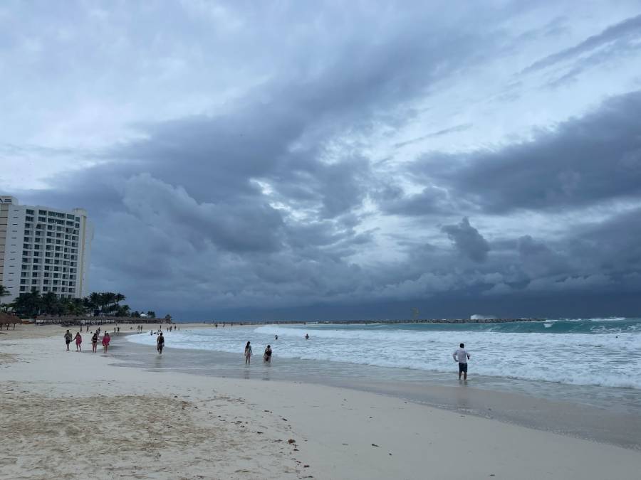 “Beatriz” se transforma en huracán; desata fuertes lluvias en el occidente del país