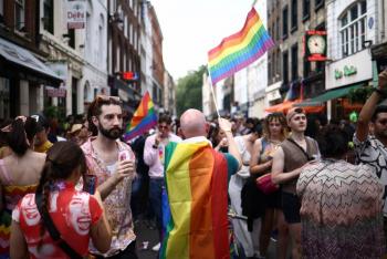 Una multitud con banderas arcoiris recorre Londres en Marcha del Orgullo