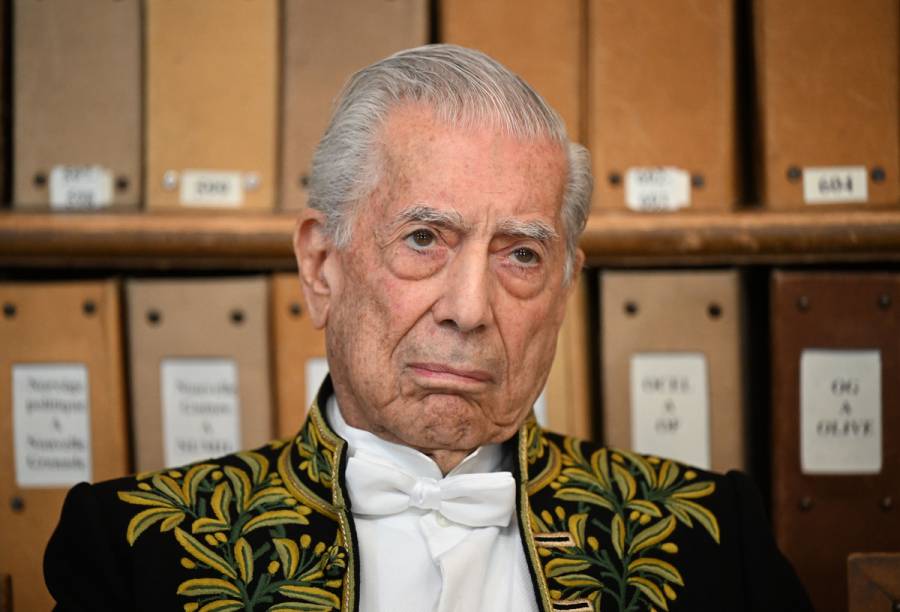 Mario Vargas Llosa, hospitalizado de nuevo por Covid-19