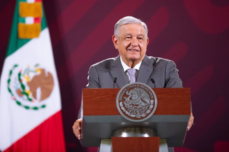 AMLO compara sus prestaciones con las 