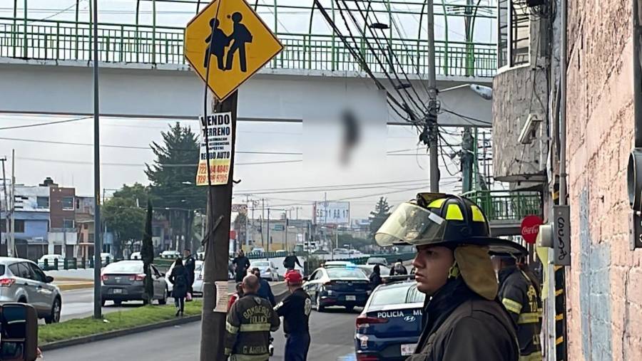 Hallan restos humanos colgados de puente peatonal en Toluca, Edomex