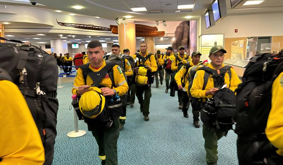 México envía segundo contingente de apoyo contra incendios forestales a Canadá