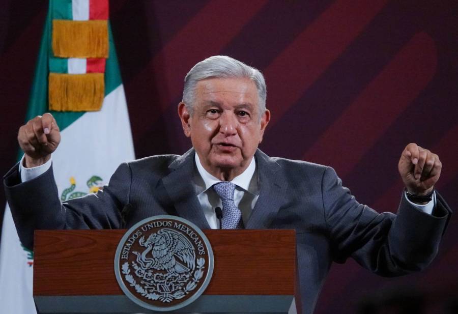 Hay elementos para que en 2024 se dejen de comprar gasolinas: AMLO