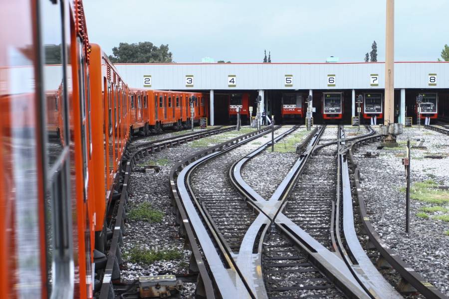 Se detiene el funcionamiento de trenes en la línea 9 y se desaloja a pasajeros luego de que un paraguas cayera en las vías