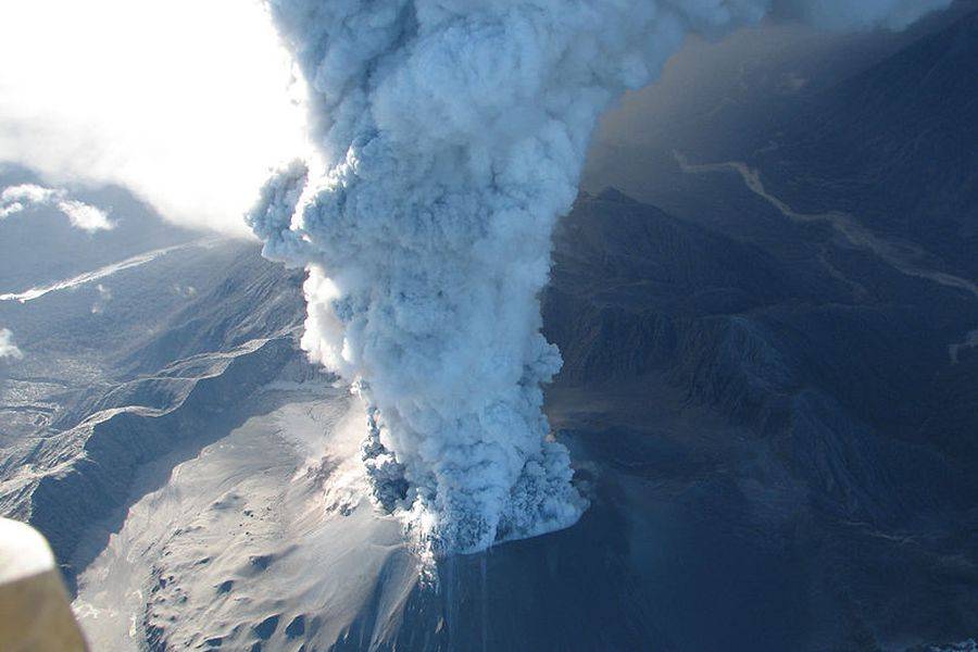 Volcán Ubinas de Perú aumenta su actividad con explosiones y emisión de ceniza