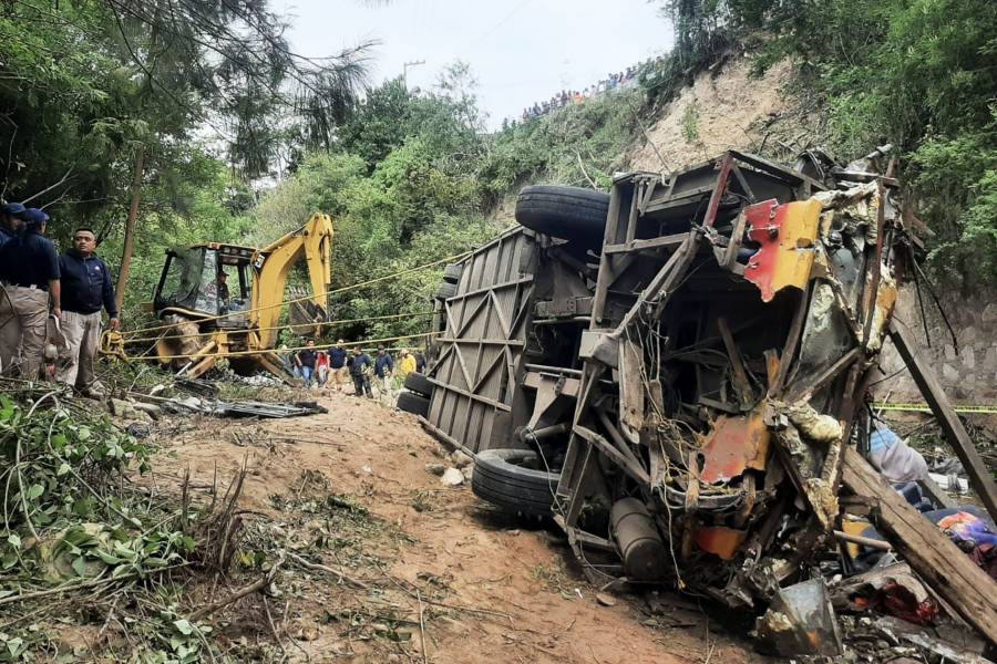 Al menos 25 personas mueren al caer autobús de pasajeros por un barranco en Oaxaca