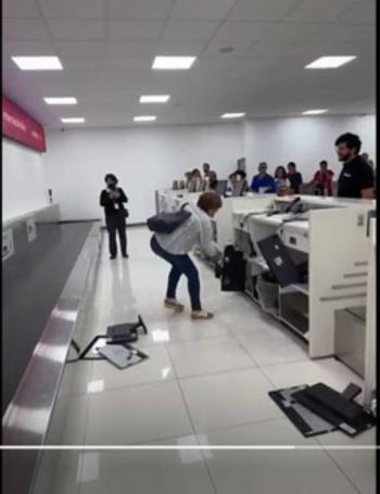 Incidente en Aeropuerto de la CDMX: Mujer causa destrozos en aerol&iacute;nea