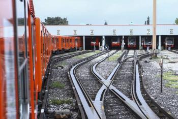 Se detiene el funcionamiento de trenes en la l&iacute;nea 9 y se desaloja a pasajeros luego de que un paraguas cayera en las v&iacute;as