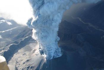 Volc&aacute;n Ubinas de Per&uacute; aumenta su actividad con explosiones y emisi&oacute;n de ceniza