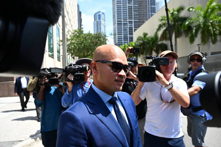 Asistente personal de Trump se declara no culpable en caso de documentos secretos