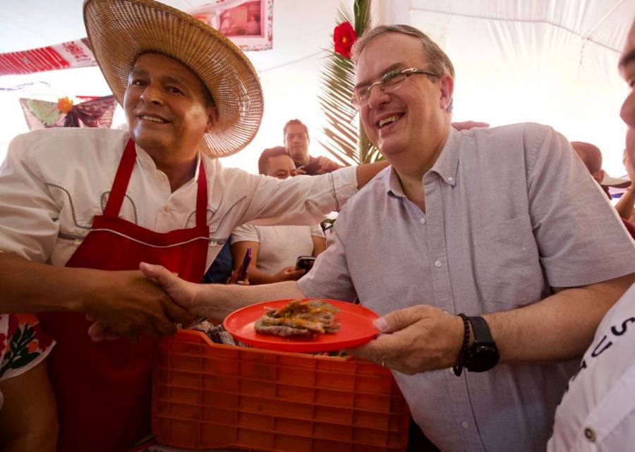 Marcelo Ebrard defiende su libro y se deslinda de la propaganda echa en muros