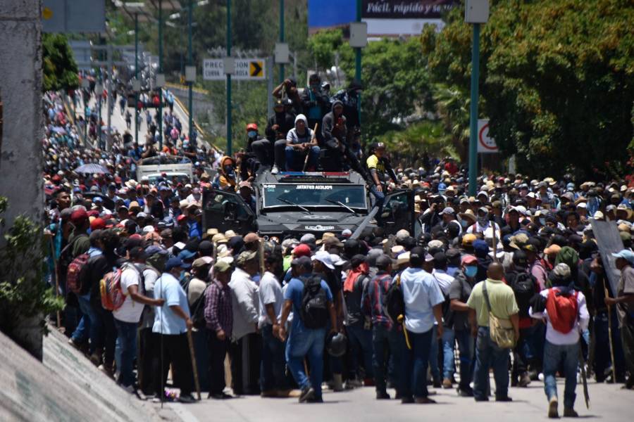 Pobladores de Chilpancingo toman vehículo de la policía y entran por la fuerza al Palacio de Gobierno