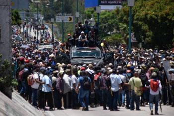 Pobladores de Chilpancingo toman veh&iacute;culo de la polic&iacute;a y entran por la fuerza al Palacio de Gobierno
