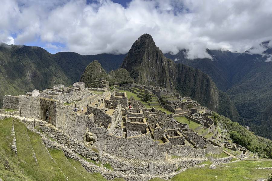 Hallan entre libros placa de oro de Machu Picchu supuestamente desaparecida