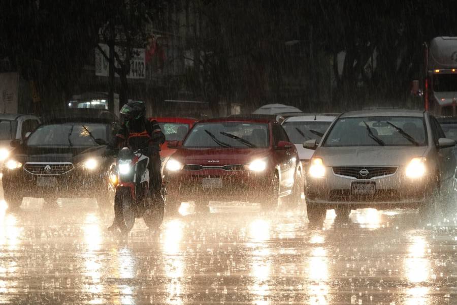 Fuerte lluvia azota la CDMX; Metro anuncia marcha de seguridad en trenes
