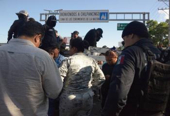Liberan a 13 agentes retenidos por manifestantes en Chilpancingo