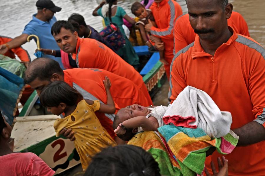 Inundaciones y derrumbes en el norte de India causan devastaci&oacute;n y p&eacute;rdidas humanas