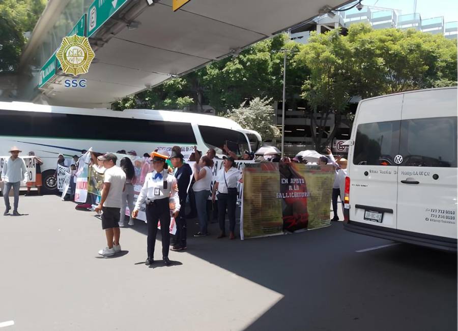 Manifestantes bloquean la Terminal 1 del AICM