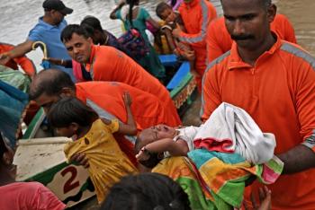 Inundaciones y derrumbes en el norte de India causan devastaci&oacute;n y p&eacute;rdidas humanas