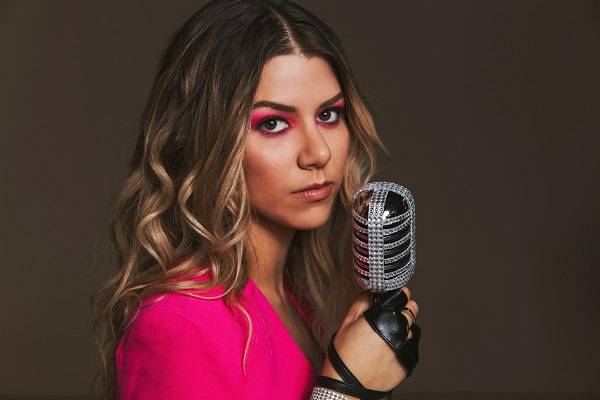 Venezolana Cori estrena “Fucking Kilómetros”, un canto al amor a la distancia