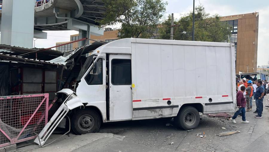 Choque de camioneta en Metro Constituci&oacute;n 1917 deja varios heridos en Iztapalapa