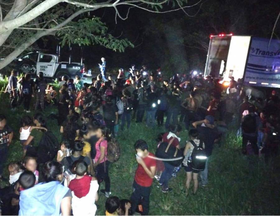 Rescatan a migrantes abandonados en un tráiler en Veracruz