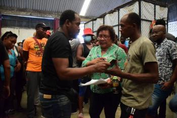 Comerciantes del centro de Xalapa exigen claridad sobre operativos de revisi&oacute;n