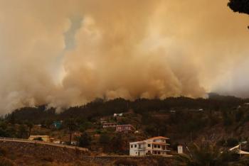 Incendio en isla espa&ntilde;ola de La Palma quema miles de hect&aacute;reas en horas
