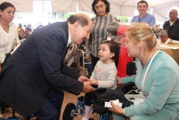 Entrega alcalde de Iztacalco sillas de ruedas y aparatos ortop&eacute;dicos
