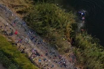 AMLO señala de exterminio la orden de empujar a niños a Río Bravo