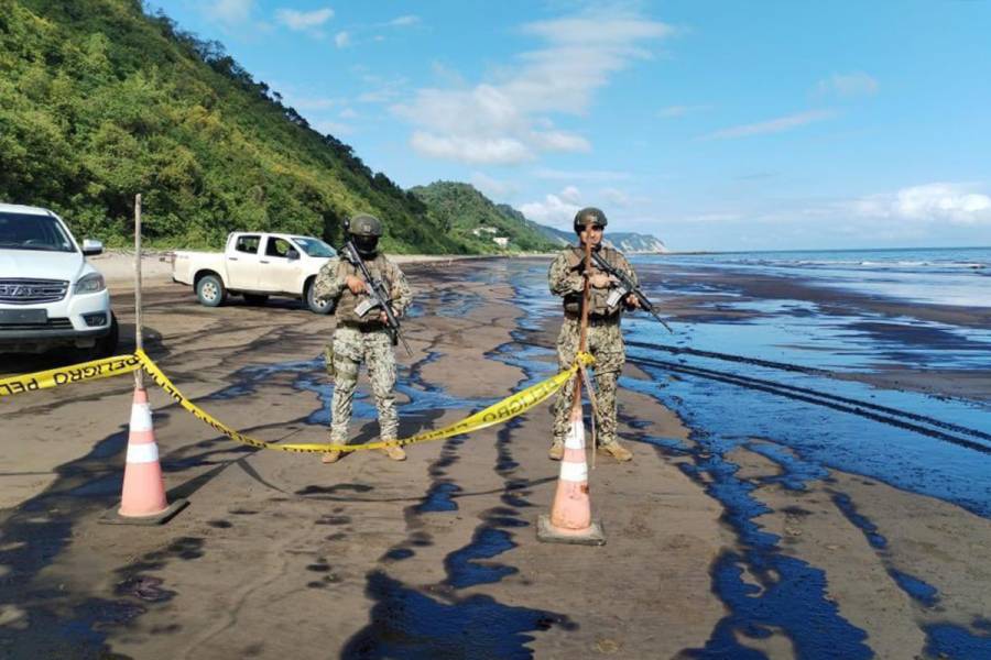 Al menos 1,200 barriles de crudo se derramaron en costa de Ecuador