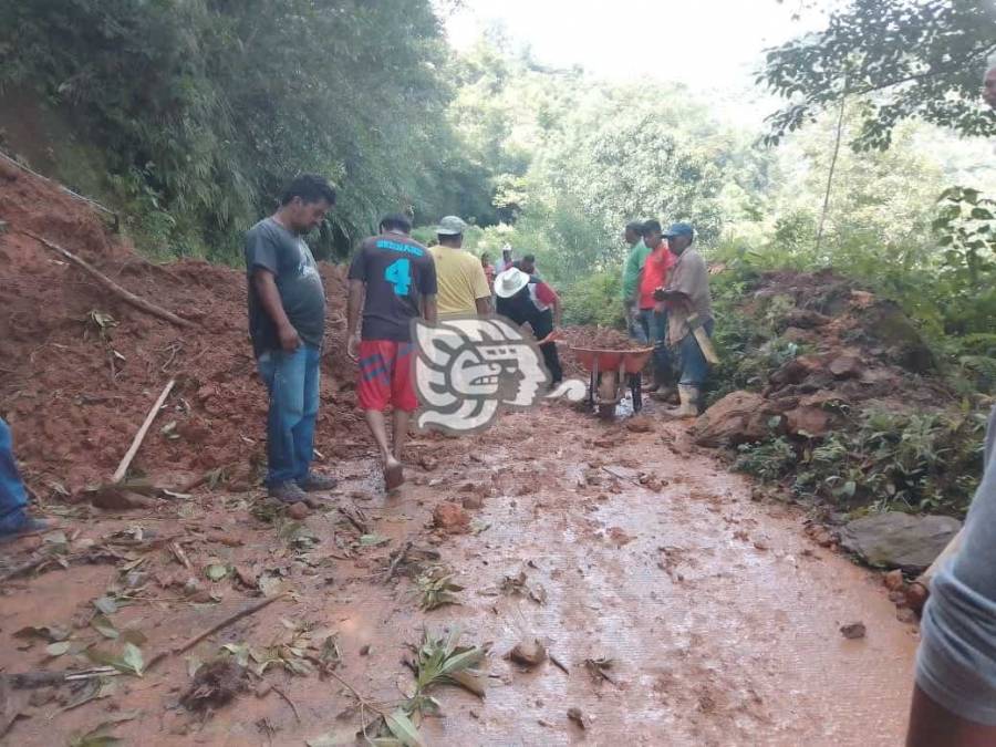 Deslave deja sin comunicaci&oacute;n a 300 familias rurales en Zongolica, Veracruz