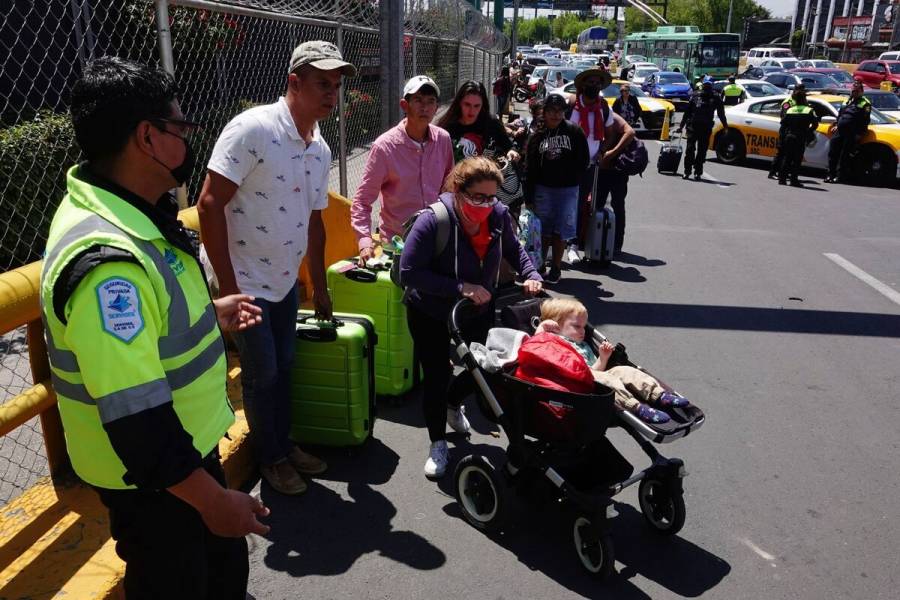 Bloquean personas en sillas de ruedas los accesos de la Terminal 1 del AICM