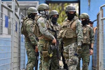 Unos 90 guardias retenidos tras sangrienta trifulca carcelaria en Ecuador