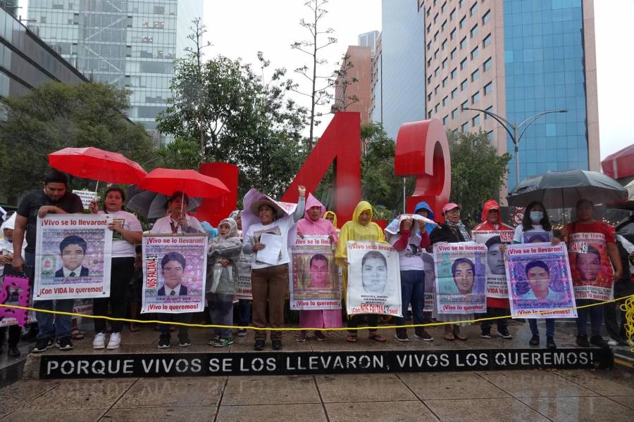 Padres de los 43 de Ayotzinapa exigen seguir informe y reunirse con AMLO