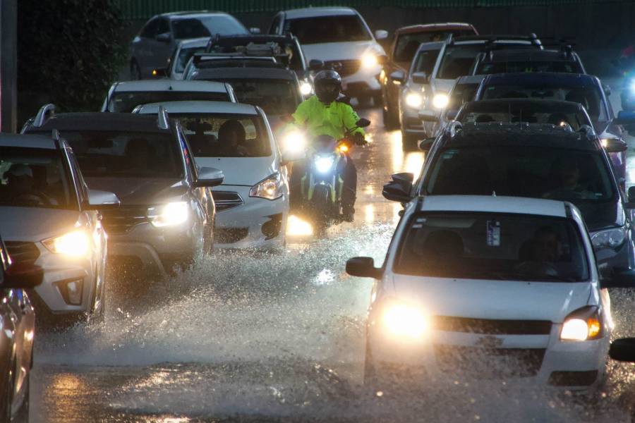 Lluvias intensas provocan caos vial en el sur de la Ciudad de México
