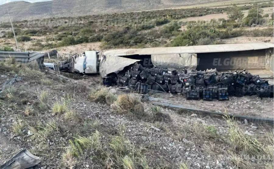 Transportista dormita y sufre aparatosa volcadura en carretera a Zacatecas