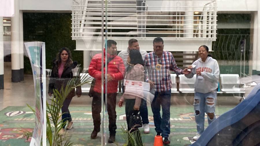 DIF entrega con su familia al hijo de la pareja que agredi&oacute; a maestra de kinder