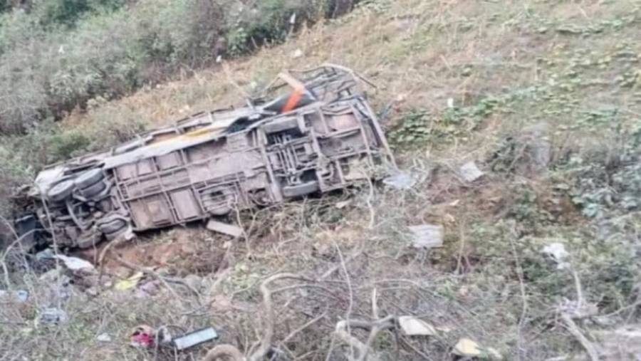 Al menos 10 muertos al caer autobús a abismo en norte de Perú