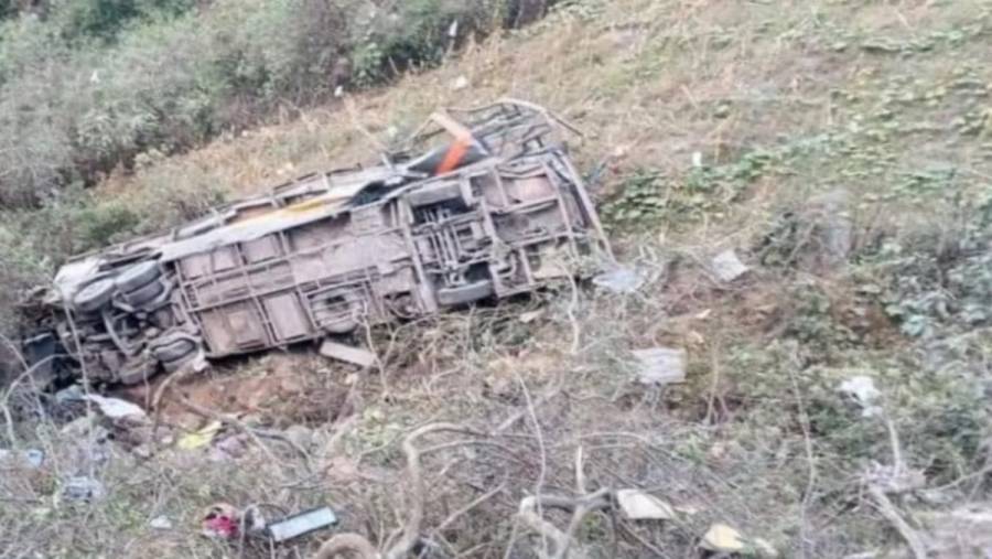 Al menos 10 muertos al caer autobús a abismo en norte de Perú