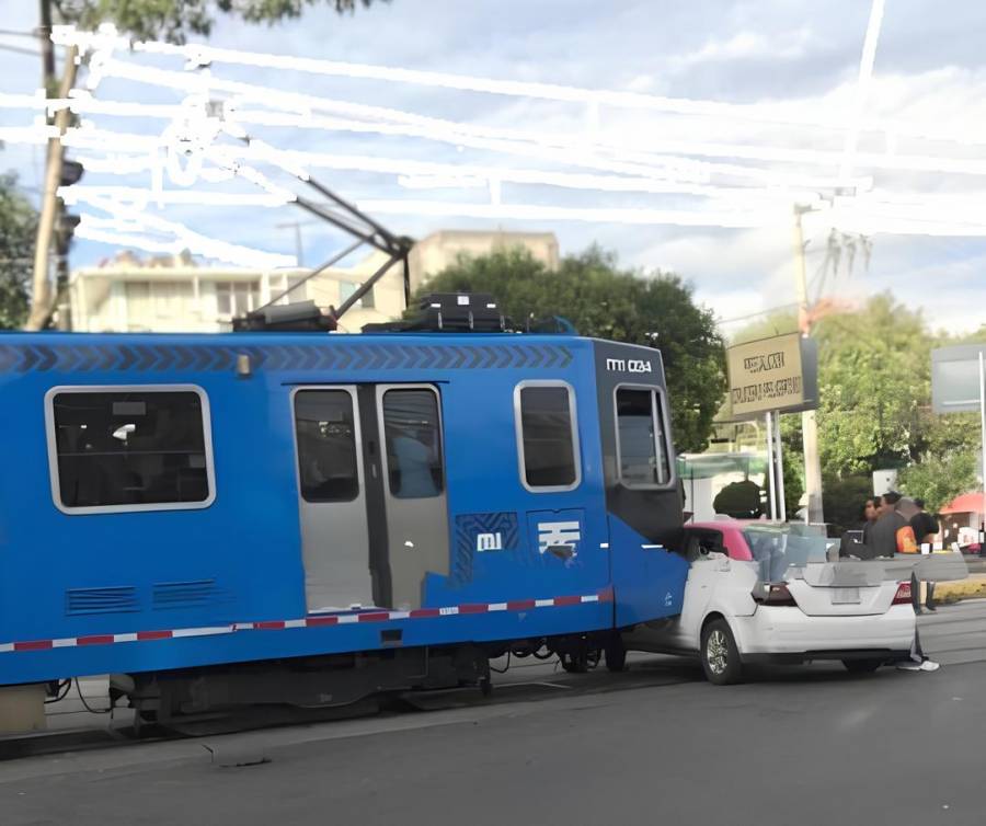 Tren Ligero choca contra taxi en Xochimilco
