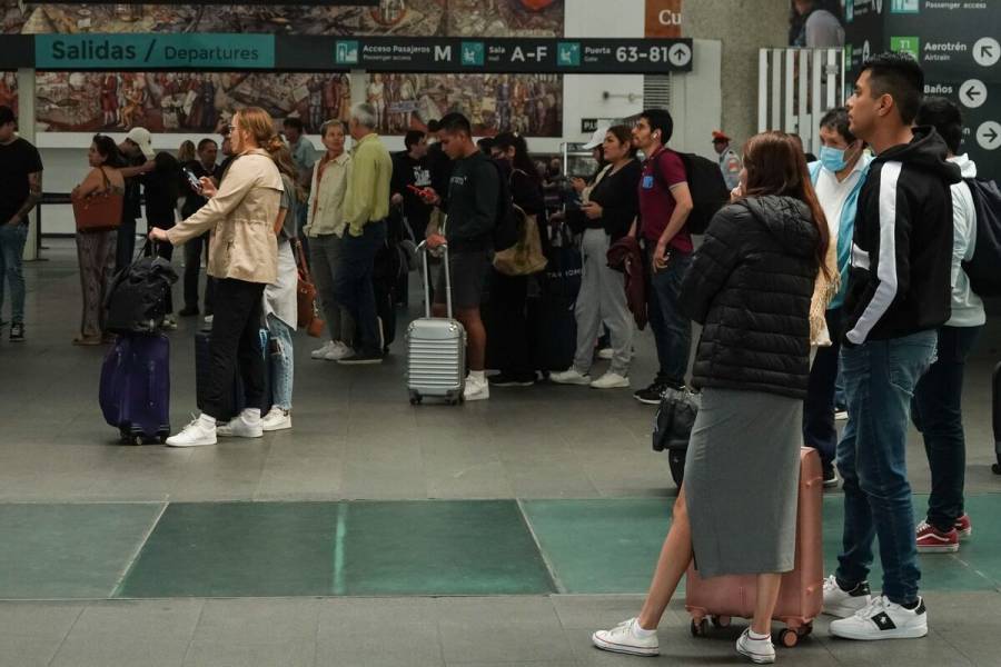 Caída de panel de vidrio en el AICM deja al menos tres lesionados