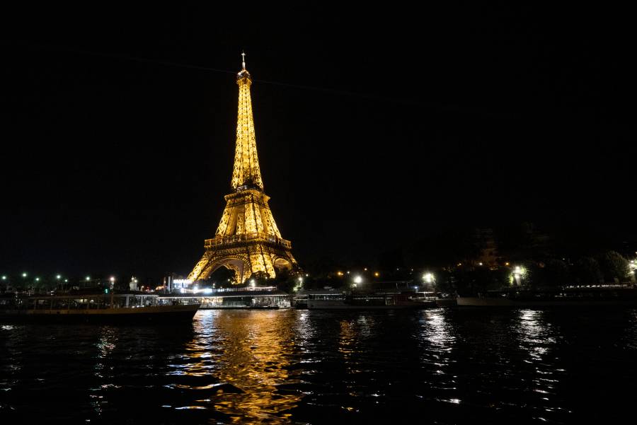 Turista mexicana denuncia violaci&oacute;n en grupo cerca de Torre Eiffel en Par&iacute;s