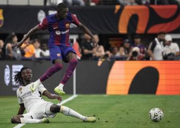 La incertidumbre ronda a Ousmane Demb&eacute;l&eacute; mientras rumores del PSG lo persiguen