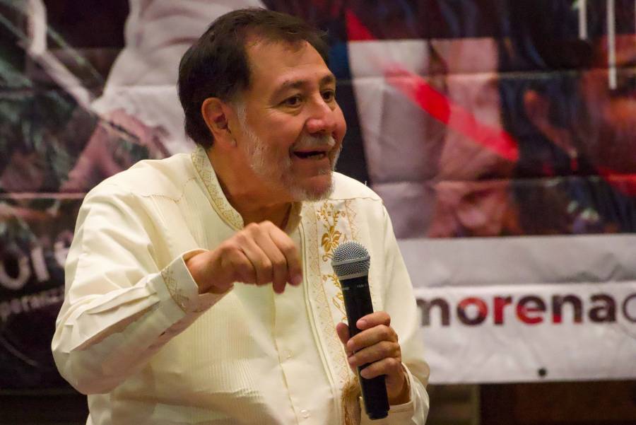 Fernández Noroña a favor de los cambios en libros de texto; acusa “sabotaje” de la derecha